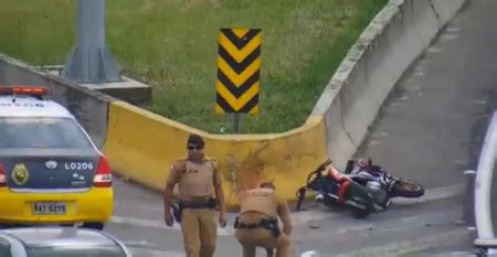 Câmera flagra policiais plantando arma após morte de motociclista