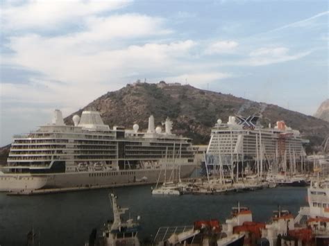 Doble Escala De Crucero En Cartagena Con Cerca De Pasajeros Y Con