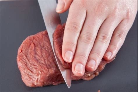 PARER ÉPLUCHER DE LA VIANDE Il est très utile de savoir parer