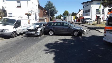 Pol Pdnr Verkehrsunfall Mit Zwei Leichtverletzten In