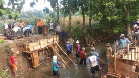 Pengertian Gotong Royong Manfaat Tujuan Nilai Jenis Contoh