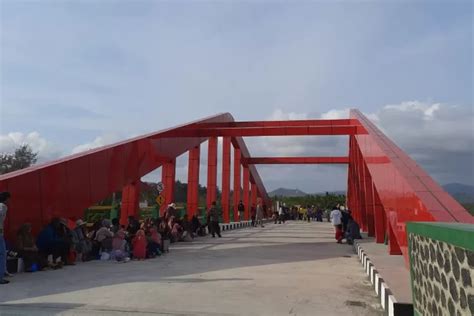 Jembatan Merah Di Pantai Congot Yogyakarta Objek Wisata Yang Viral Di