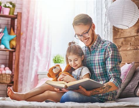 Papa Lisant Un Livre Image Stock Image Du Bonheur Paternit