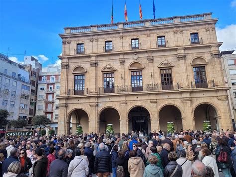 Multitudinario Y Emotivo Minuto De Silencio En Castell N