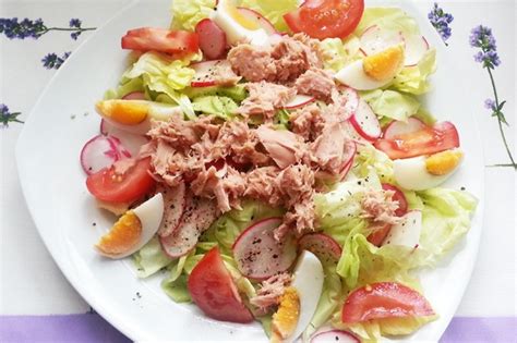 Grüner Salat mit Ei und Thunfisch Rezept