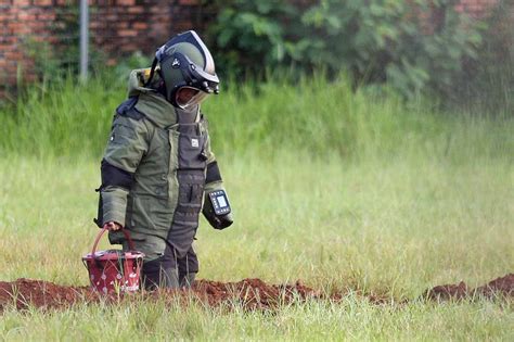 Foto Tim Gegana Ledakan Bahan Baku Bom Di Lapangan Batu Ampar