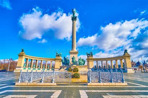 Plaza De Los H Roes Con Su Monumento Del Milenio Es Uno De Los Lugares