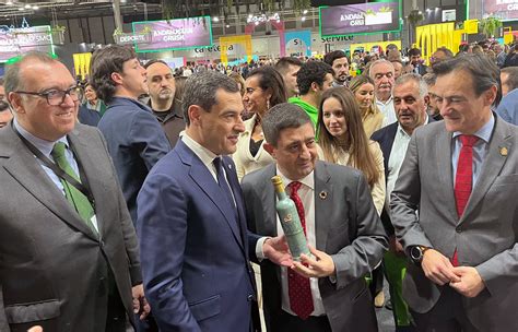 Diputaci N Presenta En Fitur Un Folleto Promocional De Las V As