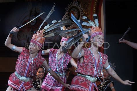 Penampilan Kesenian Tradisional Sarawak Antara Foto