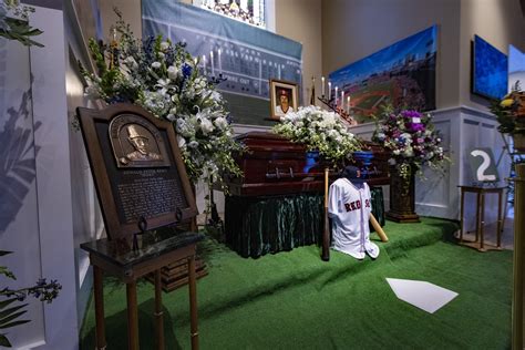 Mourners, fans pay their respects to Jerry Remy, a Red Sox Hall of