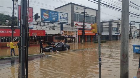 Fotos Carro De Luxo Fica Ilhado Ao Tentar Passar Por Ponto De