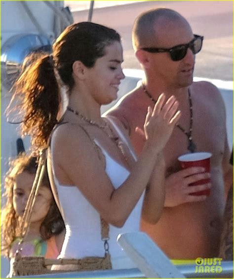 Justin Bieber And Selena Gomez Kiss In Jamaica See The Pda Pics Photo 4037644 Justin Bieber