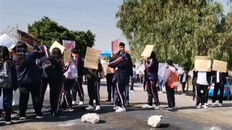 Estudiantes bloquean la carretera Federal Puebla Tehuacán hoy 28 de mayo