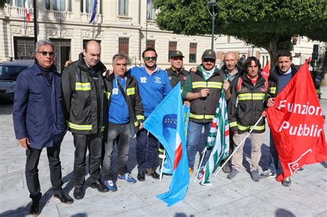 Reggio Calabria Protesta Dei Vigili Del Fuoco A Piazza Italia La