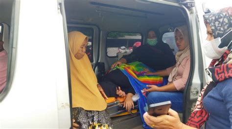 Emak Emak Pingsan Saat Demo Bau Gas Kimia Menyengat Di Pt Chandra Asri