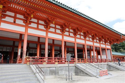 京都平安神宮の見どころ歴史写真スポットまで紹介日本最大級の大鳥居と美しい神苑を楽しもうるるぶ more