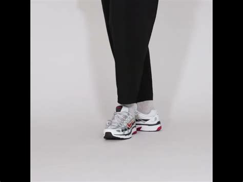 NIKE P-6000 GRIJS/ROOD - SNEAKERS HEREN | Courir.com