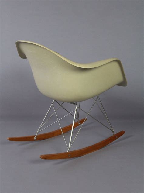 Sedia A Dondolo Di Charles Ray Eames Per Herman Miller In Vendita Su