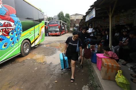 Pemudik Mulai Padati Terminal Pondok Pinang