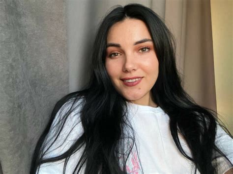 Dolly On Xcams For A Hot Live Sex Cam Show