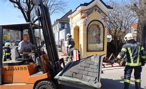 Kapelle bei Abbiegemanöver schwer beschädigt