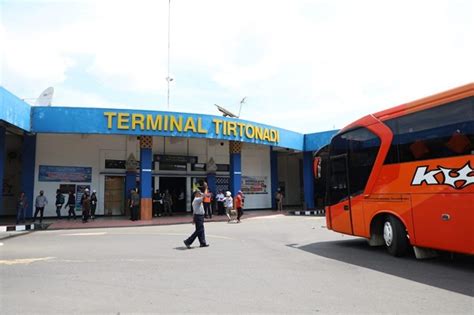 Pemudik Menikmati Fasilitas Terminal Tirtonadi Solo Herald Jateng