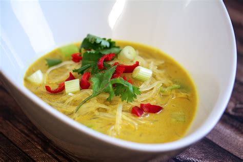 Rezept Gelbe Kokossuppe Mit Reisnudeln Chili Und Koriander