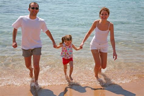 Famille Avec Deux Enfants La Plage Image Stock Image Du Plage