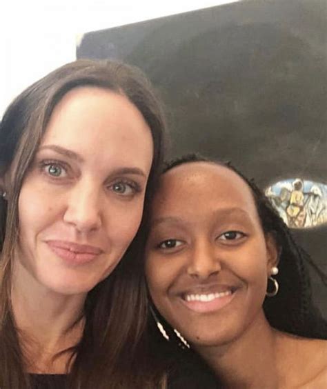 Angelina Jolie Celebra Entrada Da Filha Zahara Em Faculdade Uma