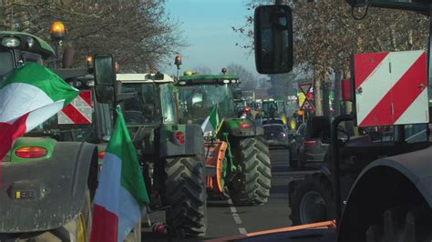 La Protesta Degli Agricoltori Continua A Espandersi Trattori In Marcia