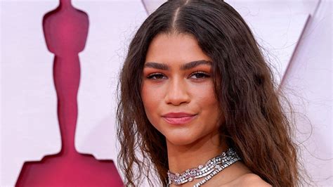 Zendaya Wore Super Long Hair to the 2021 Oscars Red Carpet | Allure