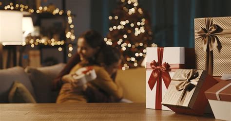 Mãe e filha trocando presentes de Natal Foto Premium