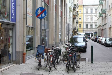 Straße Váci utca in Stadtzentrum von Budapest Touren und Aktivitäten