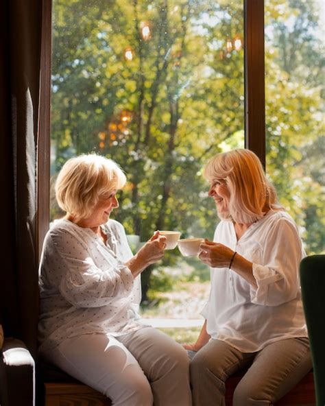 Free Photo Medium Shot Women Holding Cups