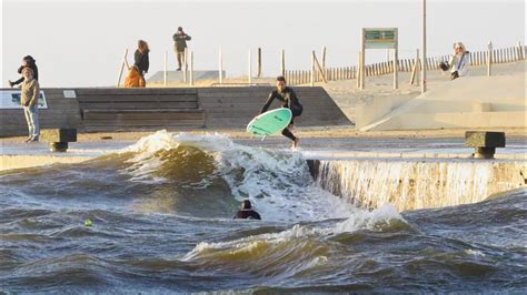 SURFER EN PLEINE TEMPÊTE DANS LE PORT DE CAPBRETON YouTube