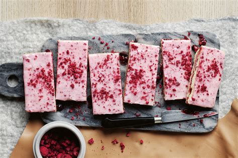 Hindbærsnitter Danish raspberry slice bars recipe Recipes delicious