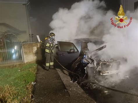 Martinengo Auto In Fiamme Arrivano I Pompieri Prima Treviglio