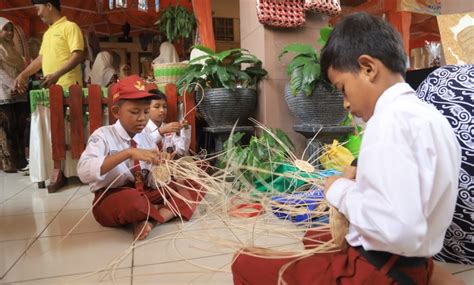 Peringati Hari Pendidikan Nasional Di Kota Tangerang Pamerkan Ratusan