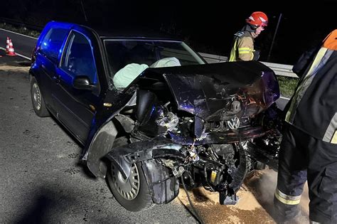 Unfall Auf B Bei Frohnlach Vw Kracht Mit Hoher Geschwindigkeit In