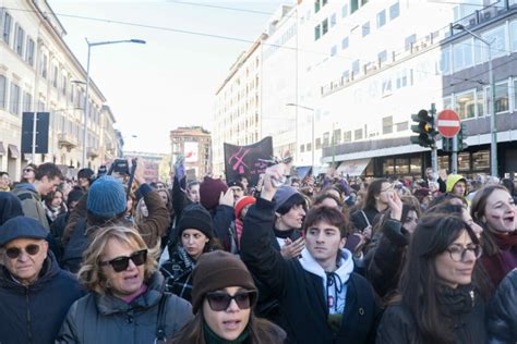 Il Patriarcato Uccide A Milano In 30 000 Contro La Violenza Sulle Donne