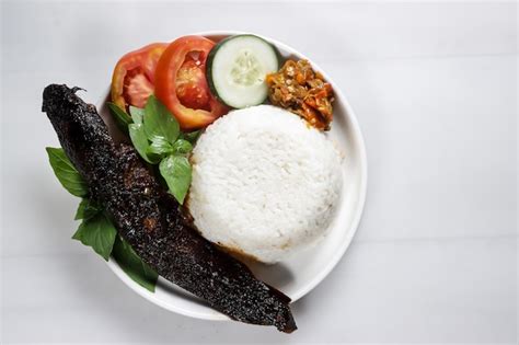 Premium Photo Ikan Lele Bakar Dan Nasi Grilled Catfish With Rice