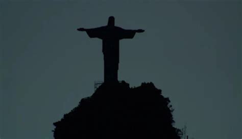 El Cristo Redentor A Oscuras En Solidaridad A Vin Cius