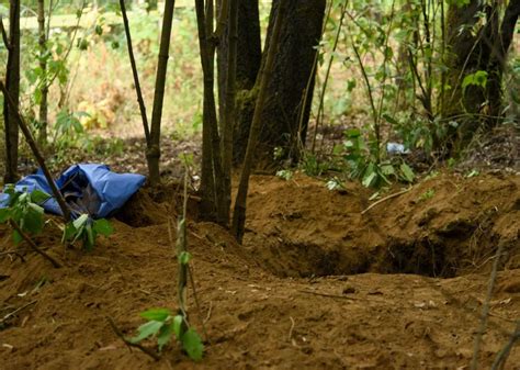 Suman 36 cuerpos localizados en fosas clandestinas de Tecomán Colima