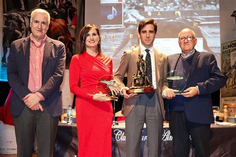 Juan Ortega Recoge El Trofeo Al Detalle Torero Otorgado Por El Club