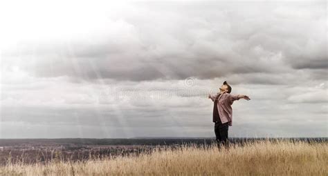 Homme Qui Se Sent Libre Regardant Lhorizon Photo Stock Image Du