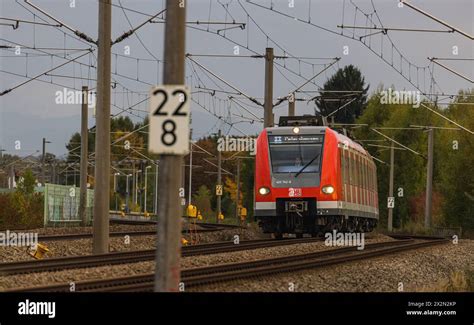 Ein Zug Der Db Baureihe Der M Nchner S Bahn Ist Auf Der Bahnstrecke