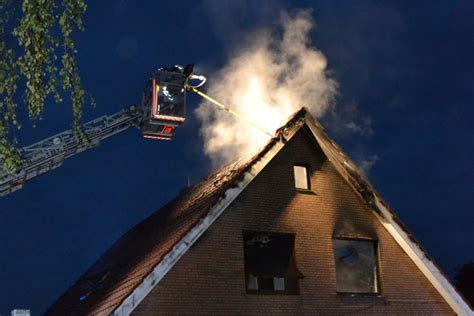 Dachstuhl In Bremerv Rde Brennt Lichterloh Zwei Verletzte