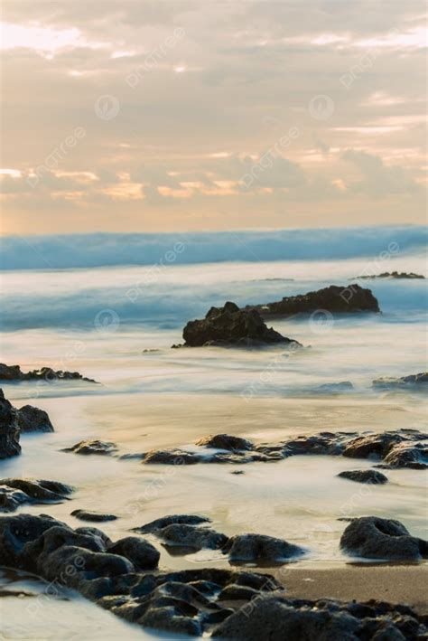 Background Pantai Kecil Dengan Bebatuan Dan Ombak Laut Yang Pecah Di