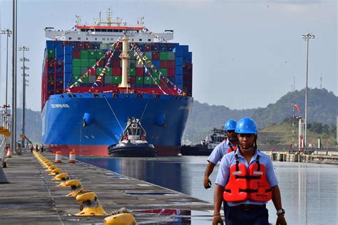 Gigantesco Embotellamiento De Barcos En El Canal De Panamá Por La