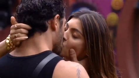 Bigg Boss Ott Jad Hadid Akanksha Puri Kissing Viral Video Lip Lock